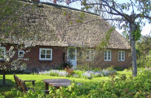 Struckum Apartment | Studio Apartment 'Friesenhaus Anke' with Shared Garden and Wi-Fi
