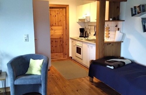 Struckum Apartment | Studio Apartment 'Friesenhaus Anke' with Shared Garden and Wi-Fi