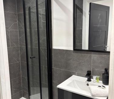 Peterborough Apartment | Studio Apartment - Perfect for Contractors and Short & Long Term Stays - Free WIFI - Free Parking - Extra Bed - Full Kitchen