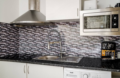 Rossas Apartment | Studio Apartment 'Quinta Do Bairro -' with Mountain View, Shared Pool and Wi-Fi