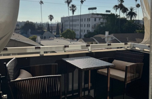 Wilshire Apartment | Studio Apt, Balcony, Free Parking, Fully Equipped