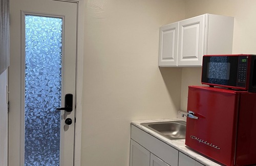 The Colony Apartment | Studio Apt, private entrance, free Wi-Fi & parking!