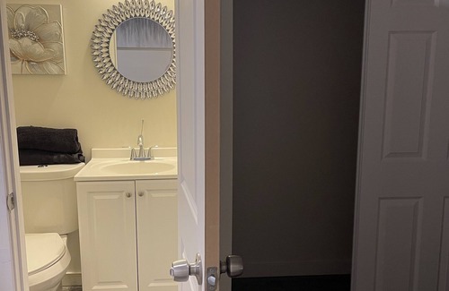 The Colony Apartment | Studio Apt, private entrance, free Wi-Fi & parking!