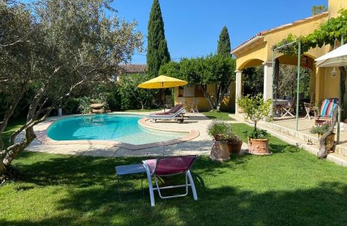 Serignan-du-Comtat Apartment | Studio bord de piscine