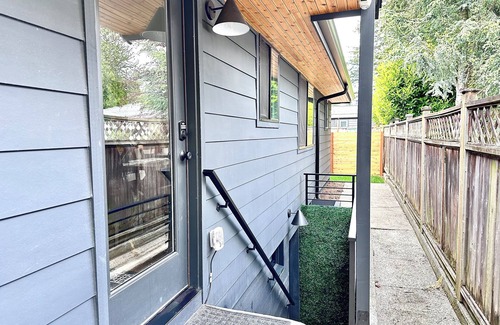 Broadview Apartment | Studio by the Sound - King Bed Fire Pit EV Charger Pet Friendly