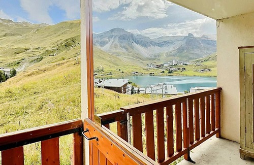 Tignes le Lac Apartment | Studio cabin for 4 in Tignes, ski-in/ski-out, near shops, south-facing balcony, well-equipped