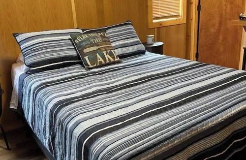 Kirby Cabin | Studio Cabin – Pet-Friendly Retreat Near Lake Greeson & Kirby Landing Marina