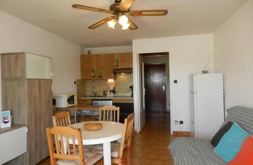 La Londe-les-Maures Apartment | Studio cabine avec vue mer à 2 pas de la plage, parking et local vélo, La Londe-les-Maures - FR-1-251-705