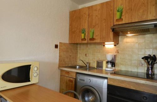 La Londe-les-Maures Apartment | Studio cabine avec vue mer à 2 pas de la plage, parking et local vélo, La Londe-les-Maures - FR-1-251-705