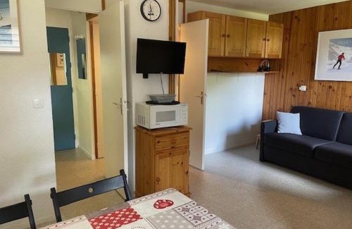 Montchavin Apartment | Studio chaleureux au centre, balcon, proche télécabine - FR-1-181-2827