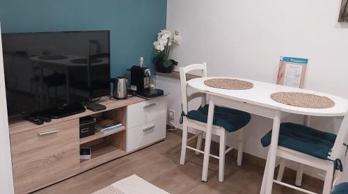 Flassans-sur-Issole Apartment | Studio chez Fana