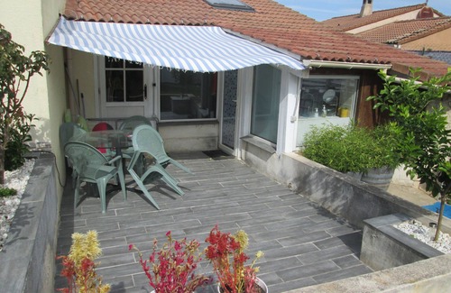 Le Muy Apartment | STUDIO climatisé 4 personnes + terrasse 15 m2 + piscine + pétanque