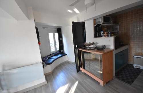 La Trinite Apartment | Studio climatisé et sa terrasse privée en villa