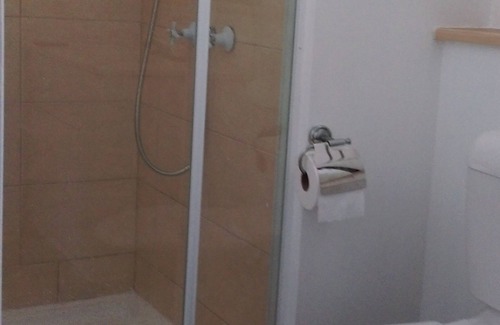 Wavell Heights Apartment | Studio close to airport