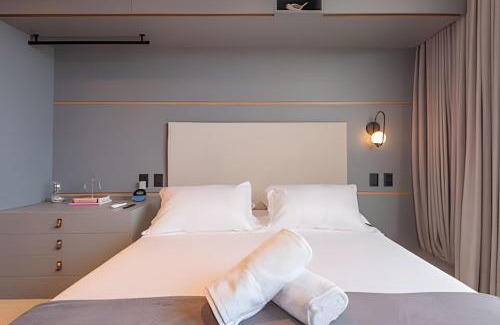 Graca Apartment | Studio com Rooftop e Piscina com vista para a Baia de Todos os Santos, Portaria 24 Hr, Estacionamento, Wi-fi 433Mbps, Cozinha Compacta, a 1 km da Praia e a 3 km do Farol da Barra e do Pelourinho