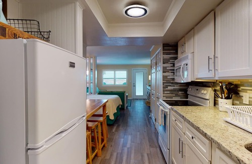Port Aransas Condo | Studio Condo in Town, Near Beach, Shared Pool and Hot Tub