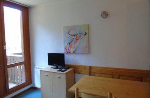 Valfrejus Apartment | Studio cosy à Valfréjus, proche télécabine et commerces, pour 2/3 personnes, draps inclus - FR-1-561-57
