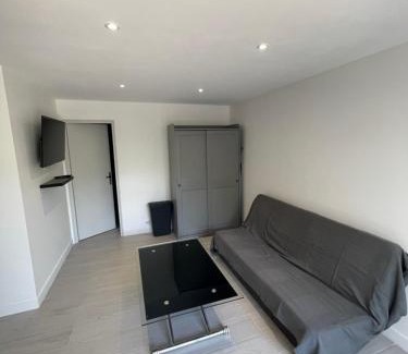 Cagnes-sur-Mer Apartment | Studio en bas de villa avec piscine proche bord de mer