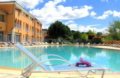 Greoux-les-Bains Apartment | Studio Equipé | Accès Bains à Remous + 3 piscines!