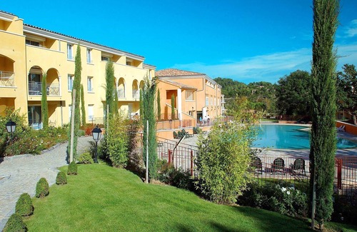 Greoux-les-Bains Apartment | Studio Equipé | Accès Bains à Remous + 3 piscines!