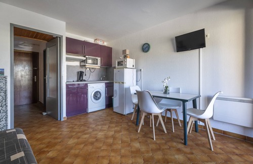 Saint-Mandrier-sur-Mer Apartment | Studio for 4 People with Balcony, 10 Minutes from the Beach, in the Heart of the Village