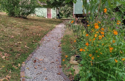 Athens Apartment | Studio for 3/private entrance, bath, WiFi, Netflix/2.5 mi to town/pets