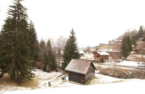 Les Carroz-d'Araches Apartment | Studio for 4 at the foot of the slopes, balcony, ski locker, TV