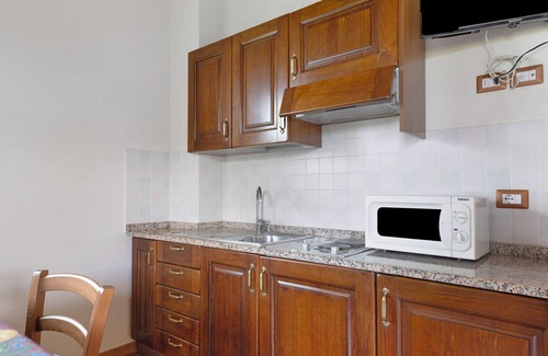 Montopoli in Val d'Arno Apartment | Studio Apartment 'Numero 4' with Shared Garden, Balcony and Air Conditioning