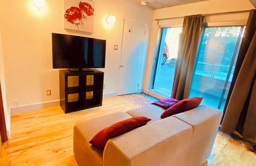 Cote-Des-Neiges—Notre-Dame-De-Grace Apartment | Studio located in the Monkland Village area