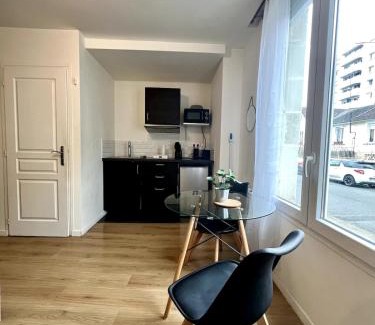 La Celle-sous-Gouzon Apartment | Studio Londres i cosy proche centre-ville I Châtellerault