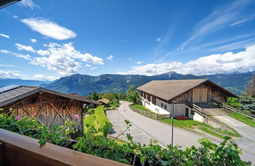 Salonetto Apartment | Studio 'Meran' with Mountain View, Shared Terrace and Wi-Fi