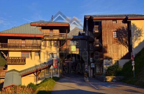 Montchavin Apartment | Studio rénové 3 pers, balcon sud, au pied des commerces et près des pistes - FR-1-329-4