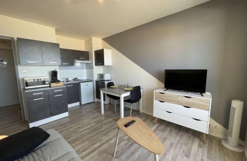 Saint-Jean-de-Monts Apartment | Studio rénové, 2 couchages, mer, commerces, 6e étage, TV, balcon, animaux admis - FR-1-224C-138