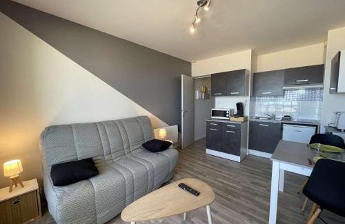 Saint-Jean-de-Monts Apartment | Studio rénové, 2 couchages, mer, commerces, 6e étage, TV, balcon, animaux admis - FR-1-224C-138