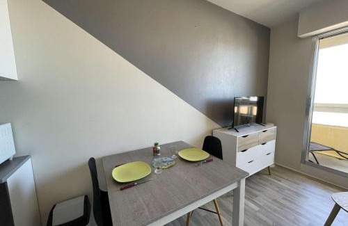 Saint-Jean-de-Monts Apartment | Studio rénové, 2 couchages, mer, commerces, 6e étage, TV, balcon, animaux admis - FR-1-224C-138