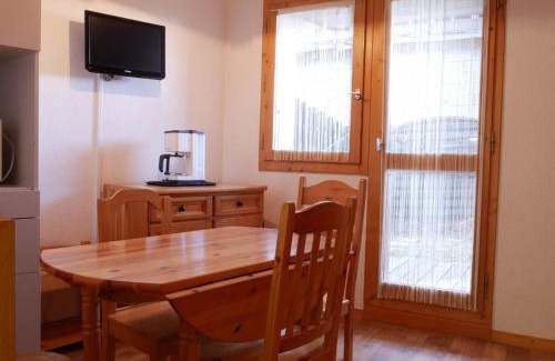 Montchavin Apartment | Studio rénové Montchavin - 2 pers, proche pistes et commerces, terrasse sud/ouest - FR-1-329-40