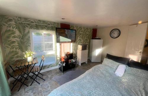 Patchway Apartment | Studio-Sleeps 2 free parking-garden-near shops