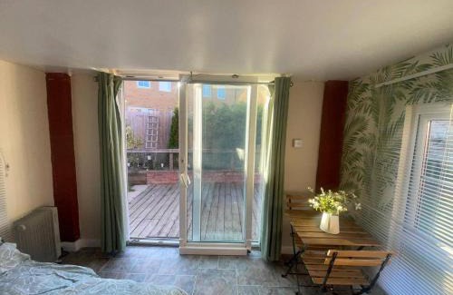 Patchway Apartment | Studio-Sleeps 2 free parking-garden-near shops