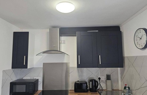Bridgend Apartment | Studio - Sleeps 2 - Parking - WiFi