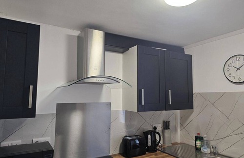 Bridgend Apartment | Studio - Sleeps 2 - Parking - WiFi