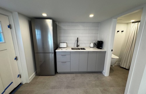 Central Lonsdale Apartment | Studio Suite - A great suite for ski bums on the North Shore! (Ski storage incl)