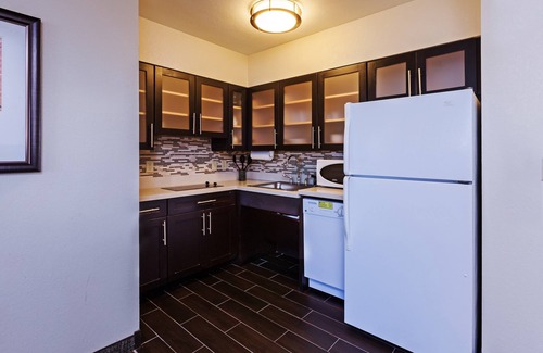 South Tulsa Apartment | Studio Suite in Tulsa | FREE Breakfast + Fitness Center