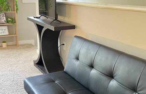 First Ward Apartment | Studio Townhouse in Uptown King Bed-Wi-Fi-Full Kitchen- Washer & Dryer