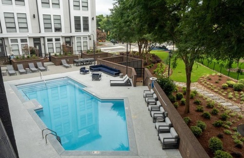 First Ward Apartment | Studio Townhouse in Uptown King Bed-Wi-Fi-Full Kitchen- Washer & Dryer