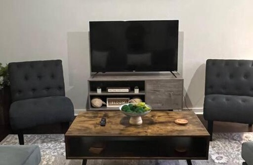 First Ward Apartment | Studio Townhouse in Uptown King Bed-Wi-Fi-Full Kitchen- Washer & Dryer