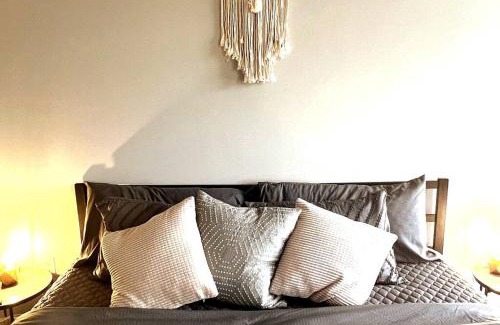 First Ward Apartment | Studio Townhouse in Uptown King Bed-Wi-Fi-Full Kitchen- Washer & Dryer