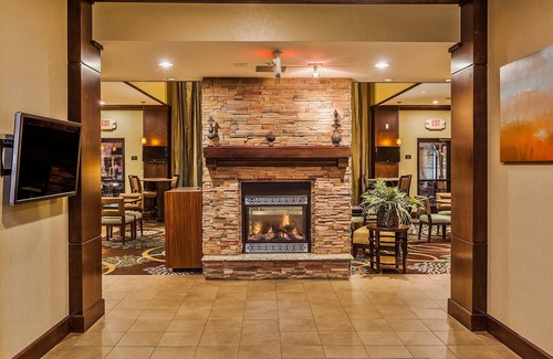 Bismarck Apartment | Studio with a Walk-In Closet Near Downtown | Free Daily Breakfast + Indoor Pool