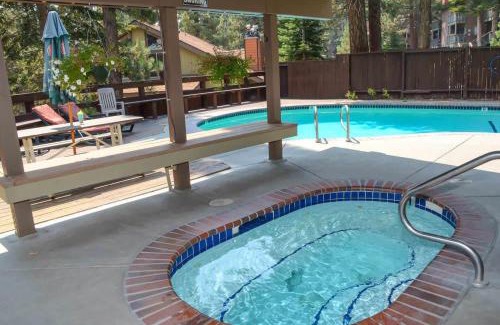 Mammoth Lakes House | Studio with Amenities Walk to Village