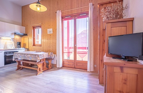 Aussois Apartment | Studio with balcony and Wifi in Aussois