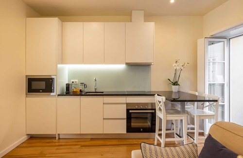 Foz do Douro Apartment | Studio with courtyard, at 3 min walking from the beach and 20 from center by BUS